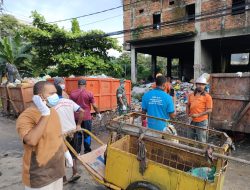 Bersihkan Lingkungan Babinsa Sorong Kota Bersama Masyarakat Ciptakan Lingkungan Bersih