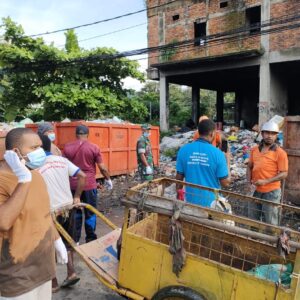 Bersihkan Lingkungan Babinsa Sorong Kota Bersama Masyarakat Ciptakan Lingkungan Bersih