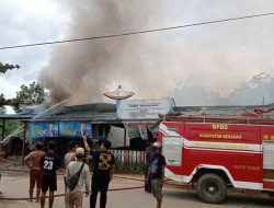 Ruko 4 Pintu di Desa Mungguk Kecamatan Sekadau Hilir Dilahap Api