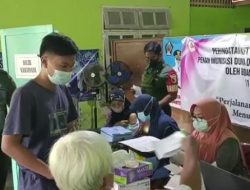 Dukung Serbuan Vaksinasi Booster, Babinsa Koramil Gandusari Dampingi Warga Binaannya