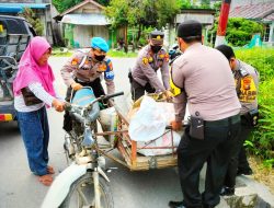 Polisi Bantu Angkat Ban Betor Jatuh Ke Parit, Seorang Ibu Di Koto Tengah Ucapkan Terimakasih