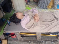 Diduga Rem Blong, Truk Pengangkut Bahan Bangunan Menabrak Satu Rumah Warga Dan Satu Toko Bensin Eceran