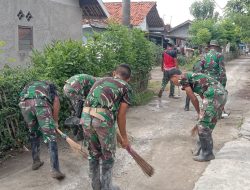 Sambut Rencana Kujungan Tim Wesev Mabesad Satgas TMMD Bertarung Bersihkan Lingkungan