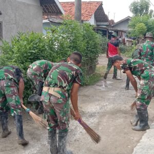 Sambut Rencana Kujungan Tim Wesev Mabesad Satgas TMMD Bertarung Bersihkan Lingkungan