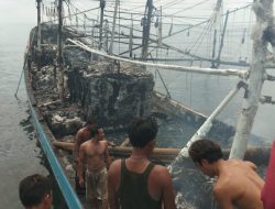 Kapal Pengangkut Cumi Terbakar, Kapal Polisi Raja Udang VI-4002 Bantu Evakuasi Korban