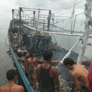 Kapal Pengangkut Cumi Terbakar, Kapal Polisi Raja Udang VI-4002 Bantu Evakuasi Korban