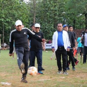 Pembukaan Turnamen Putra Kades Cup 2022 Bupati Sampang Tandai Dengan Tendangan Bola Pertama