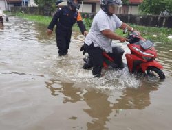 Gerak Cepat Satbrimob Polda Kalbar Berserta Tim SAR Membabtu Masyarakat Korban Banjir di Singkawang