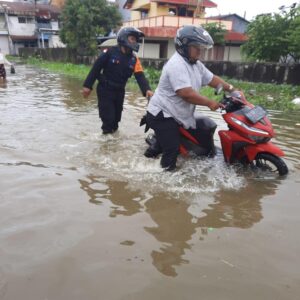 Gerak Cepat Satbrimob Polda Kalbar Berserta Tim SAR Membabtu Masyarakat Korban Banjir di Singkawang