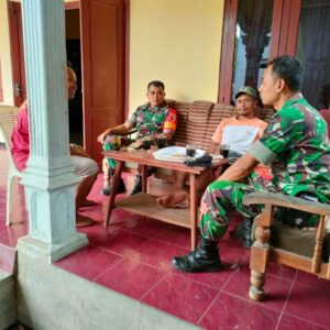 Tingkatkan Keakraban Dengan Warga Masyarakat, Babinsa Koramil Ponggok Gelar Kegiatan Komsos