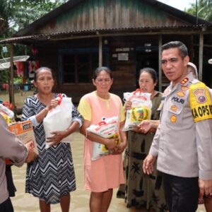 Kapolres Batu Bara AKBP Jose Fernandes, S.I.K Salurkan Bantuan Kepada Masyarakat Korban Banjir