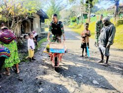Lingkungan Bersih Bersama Mama Papua, Warga Dan Satgas Yonif Raider 142/KJ Saat Melaksanakan Kerja Bakti Pembersihan Jalan