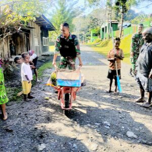 Lingkungan Bersih Bersama Mama Papua, Warga Dan Satgas Yonif Raider 142/KJ Saat Melaksanakan Kerja Bakti Pembersihan Jalan