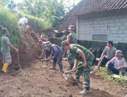 Wujud Nyata, Anggota Koramil Gandusari Bantu Warga Binaannya Bersihkan Material Akibat Bencana Tanah Longsor