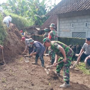Wujud Nyata, Anggota Koramil Gandusari Bantu Warga Binaannya Bersihkan Material Akibat Bencana Tanah Longsor