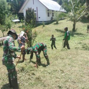 Beri Kenyamanan Saat Beribadah Satgas Pamtas Yonif 132/BS Bersama Masyarakat Bersihkan Gereja