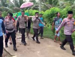 Personil Polsek Kubu Ikut Membantu Pikul Keranda Jenazah Warga Sampai Ketempat Peristirahatan Terakhir