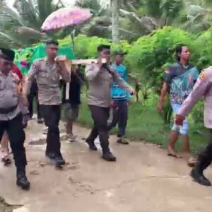 Personil Polsek Kubu Ikut Membantu Pikul Keranda Jenazah Warga Sampai Ketempat Peristirahatan Terakhir