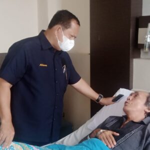 Beri Semangat Untuk Sembuh Sang Pejuang Dhuafa Kunjungi Reporter I News TV Yang Sedang Opname
