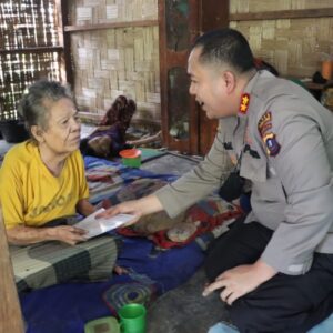 Kapolres Pelabuhan Belawan Berikan Tali Asih Kepada Nek Fatimah