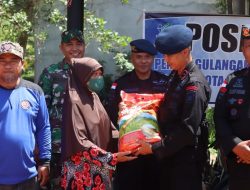 Satbrimob Polda Kalbar Berikan Bantuan Kepada Masyarakat Kota Singkawang Yang Menjadi Korban Banjir