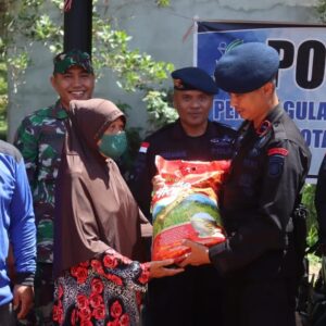 Satbrimob Polda Kalbar Berikan Bantuan Kepada Masyarakat Kota Singkawang Yang Menjadi Korban Banjir