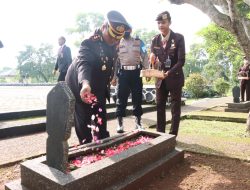 Menjelang Peringatan Hari Pahlawan Kapolres Bogor Bersama Forkopimda Kabupaten Bogor Gelar Jiarah Di Makam Pahlawan Pondok Rajeg