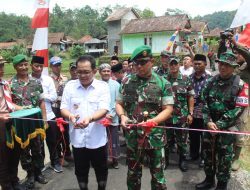 Dandim 0612 /Tsm Mendampingi Danrem 062/Tn Beserta Forkopimda Tasikmalaya Meresmikan Sekaligus menutup TMMD ke-115 di Desa Cikadongdong