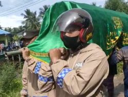 Ipda Freddy S.P., S.H, M.H, bersama personil Bhabin Kamtibmas Sambagi Rumah Duka Seorang Bocah Yang Meninggal Akibat Kecebur Dalam Anak Sungai