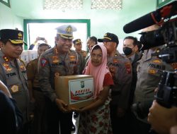 Kunjungi Lokasi Banjir di Banyuwangi, Kapolda Jatim Berikan Bantuan Sembako