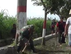 Tingkatkan Kebersamaan Di Wilayah, Babinsa Koramil Srengat Ajak Warga Masyarakat Gotong Royong Bersama
