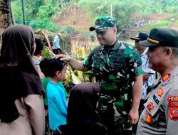 Prajurit Kodim 0613/Ciamis Bantu Seberangkan Warga Karena Jembatan Gantung Putus
