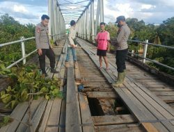 Anggota Polisi, Warga Kerjasama Perbaiki Jembatan di Desa Balai Sepuak
