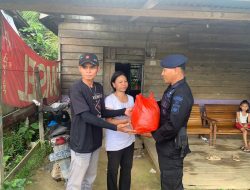 Batalyon B Pelopor Brimob Polda Kalbar Bersama Jajaran Berikan Bantua Kemasyarakat Tidak Mampu