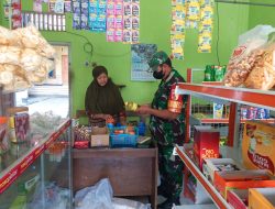 Cek Ketersediaan Minyak Goreng, Babinsa Pos Selopuro Blusukan Ke Toko Toko Yang Ada Wilayah Binaannya