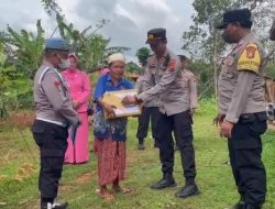 Polri Peduli ! Polsek Ketapang Salurkan Sembako Dan Uang Santunan Pada Puluhan Korban Angin Puting Beliung