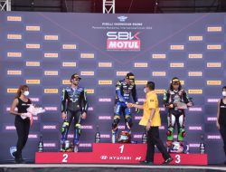 Ketua Umum IMI Bamsoet Serahkan Trofi Juara Race 2 World Supersport di Pertamina Mandalika International Street Circuit