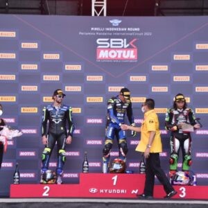 Ketua Umum IMI Bamsoet Serahkan Trofi Juara Race 2 World Supersport di Pertamina Mandalika International Street Circuit