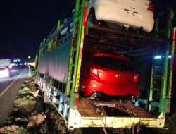 Truck Muat Mobil Baru Terperosok di Tol Tangerang-Merak, Ditlantas Polda Banten Lakukan Evakuasi