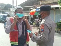 Antisipasi Varian Baru Covid-19, Polsek Omben Bagikan Masker Kesehatan Di Pasar Tradisional