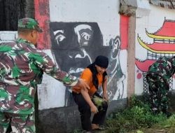 Babinsa Gotong Royong Membersihkan Kampung Pancasila