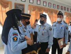 Tingkatkan Kinerja Kalapas 1 Makasar berikan Kenaikan Pangkat Kepada kedua ASN