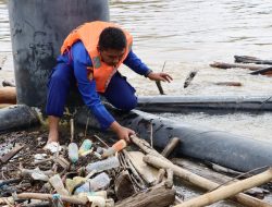 Sangat Diapresiasi Satpolairud Polres Sintang Gelar Kegiatan Bersih-Bersih Area Sungai Melawi
