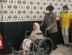 Seorang Ibu Yang Tidak Bisa Berjalan Dapat Perhatian Khusus di SPKT Polrestabes Medan