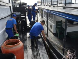 Personel Ditpolairud Polda Kalbar Lakukan Pembersihan dan Perawatan Kapal Patroli Peringati HUT Polairud ke-72