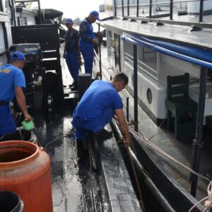 Personel Ditpolairud Polda Kalbar Lakukan Pembersihan dan Perawatan Kapal Patroli Peringati HUT Polairud ke-72