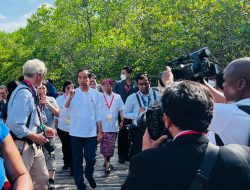 Saat Presiden Jokowi Ajak Wartawan Berteduh di Tempat VVIP Tahura