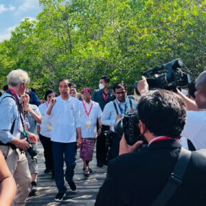 Saat Presiden Jokowi Ajak Wartawan Berteduh di Tempat VVIP Tahura