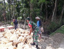 Ciptakan Semangat Gotong Royong, Babinsa Laksanakan Kerja Bakti Perbaikan Jalan Desa Bersama Warga