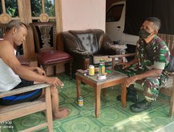 Babinsa Desa Dukuh Terlihat Akrab Dengan Warga Binaan
